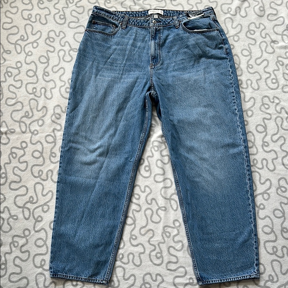 Abercrombie & Fitch The Taper High Rise Jean